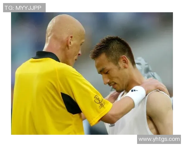 退役足球明星齐聚一堂展开友谊赛展现昔日风采与团结精神